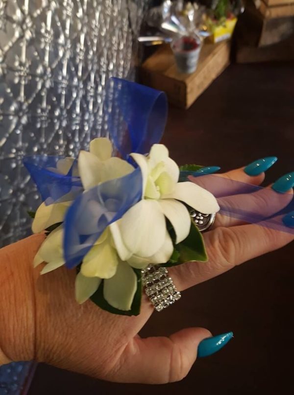 Petite wrist corsage