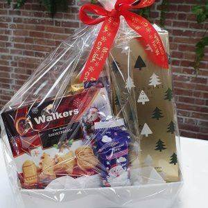 Christmas-themed hamper with diffuser