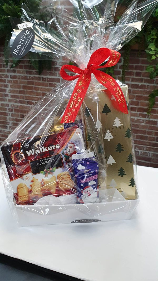 Christmas-themed hamper with diffuser
